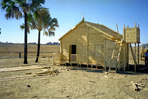 Building of the John and Alain Darbellay's cottage in Ilakaka in 1999, sapphire rush in Madagascar